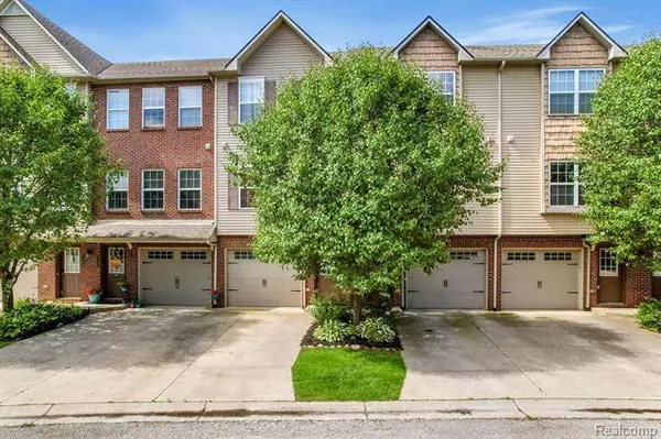 2155 KNOTTY PINE Trail, Howell, MI 48855