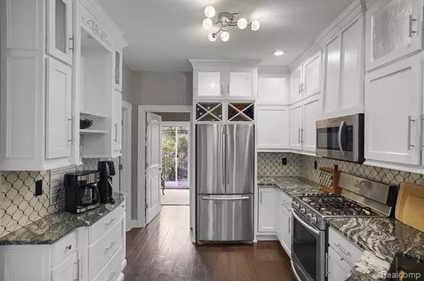 2155 KNOTTY PINE Trail, Howell, MI 48855