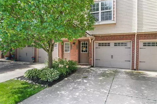 2155 KNOTTY PINE Trail, Howell, MI 48855