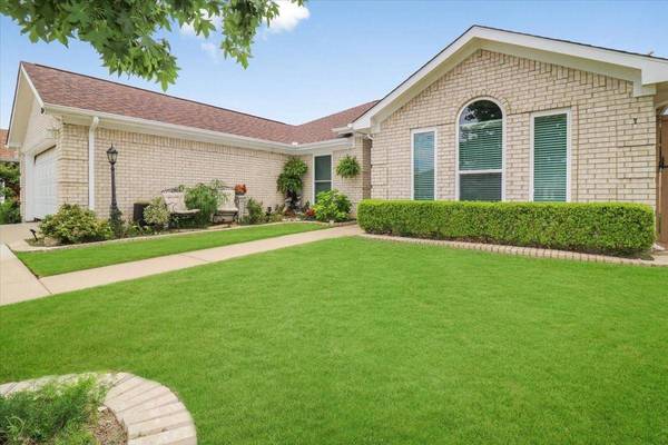 874 Havenbrook Drive, Arlington, TX 76001
