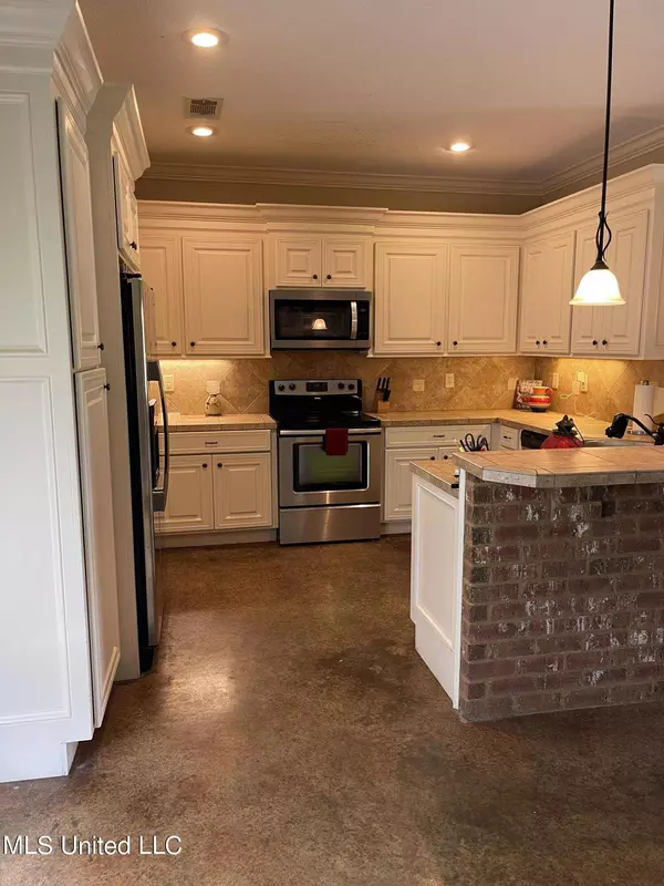 117 Belle Chasse Drive, Byram, MS 39272