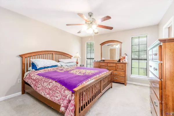 13930 OAK PLACE DR, Baton Rouge, LA 70818