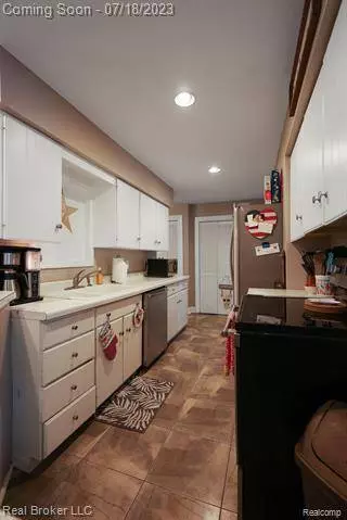 704 E CHELSEA Circle, Davison, MI 48423