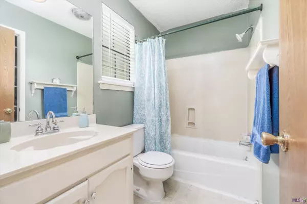 13930 OAK PLACE DR, Baton Rouge, LA 70818