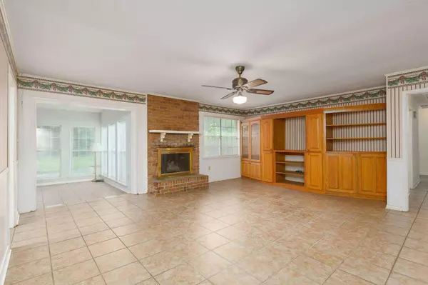 206 Poplar LOOP, Petal, MS 39465