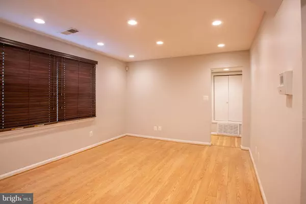 3812 V ST SE #101, Washington, DC 20020