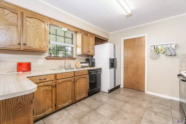 13930 OAK PLACE DR, Baton Rouge, LA 70818