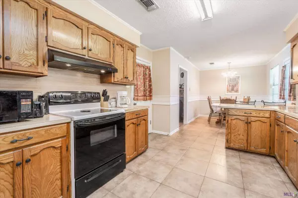 13930 OAK PLACE DR, Baton Rouge, LA 70818