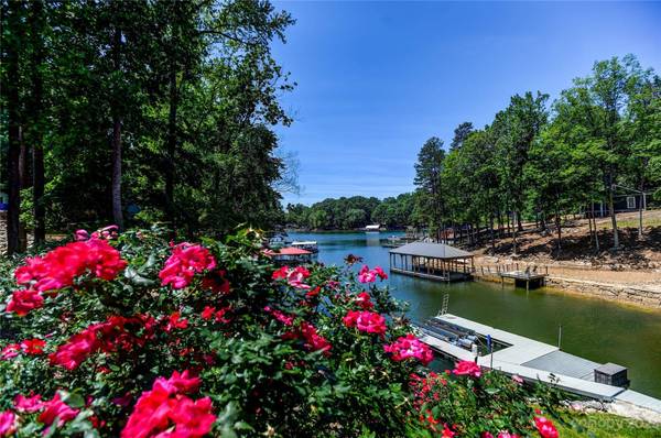 252 Greenbay RD, Mooresville, NC 28117