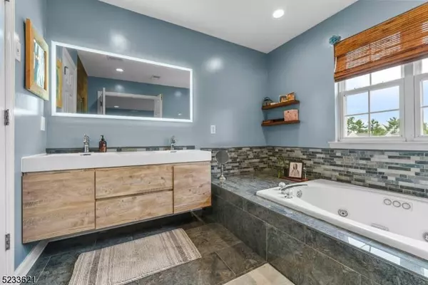 19 Scarlet Oak Dr, Montgomery Twp., NJ 08540