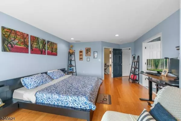 19 Scarlet Oak Dr, Montgomery Twp., NJ 08540