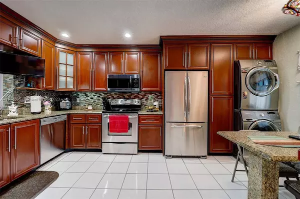 324 Fairway Cir #32, Weston, FL 33326