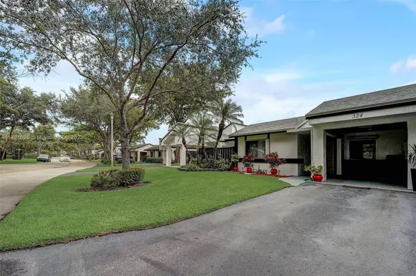 324 Fairway Cir #32, Weston, FL 33326