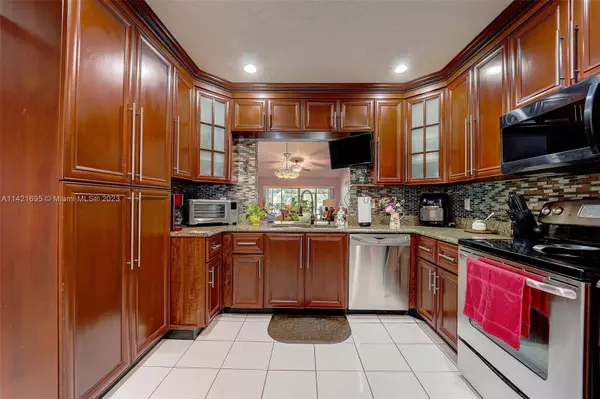 324 Fairway Cir #32, Weston, FL 33326