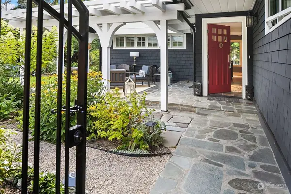 8116 Overlake DR W, Medina, WA 98039