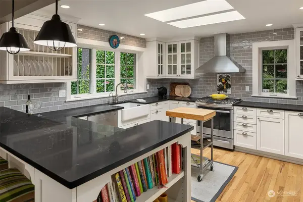 8116 Overlake DR W, Medina, WA 98039