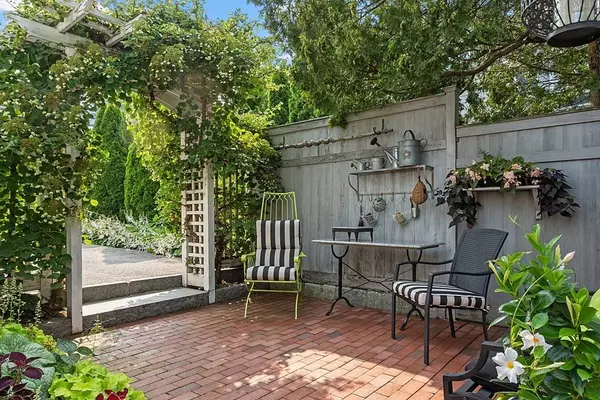 80 Salem St, Andover, MA 01810