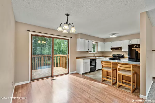 9521 Quail CIR, Eagle River, AK 99577