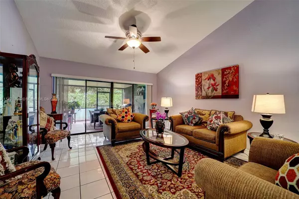 324 Fairway Cir #32, Weston, FL 33326