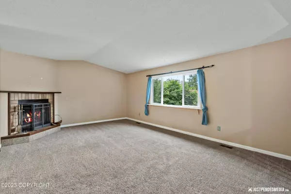 9521 Quail CIR, Eagle River, AK 99577