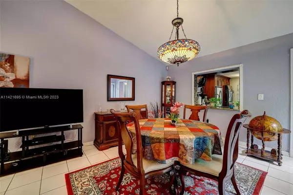 324 Fairway Cir #32, Weston, FL 33326