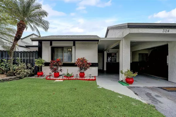 324 Fairway Cir #32, Weston, FL 33326
