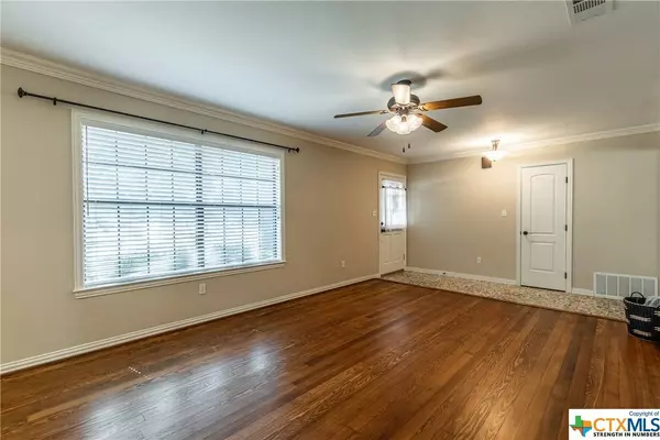 1101 N Reagan ST, West, TX 76691