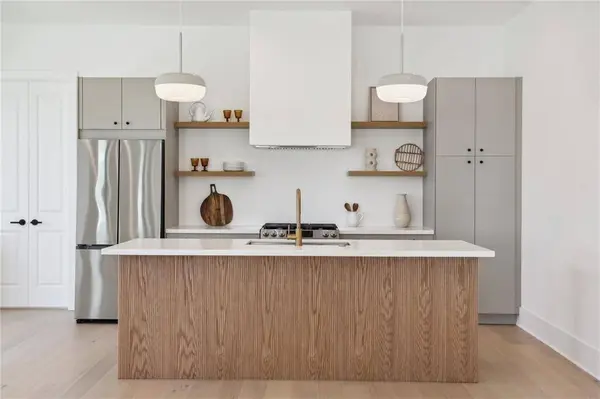 5525 WARRINGTON DR, New Orleans, LA 70122