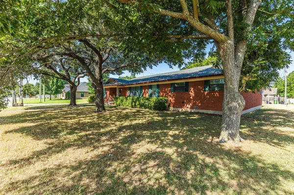 1101 N Reagan Street, West, TX 76691