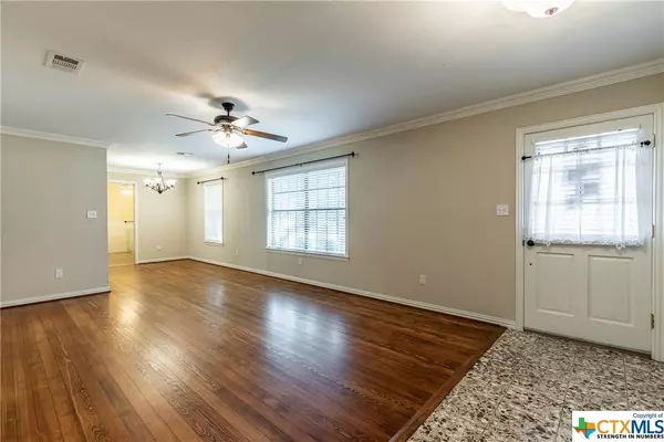 1101 N Reagan ST, West, TX 76691