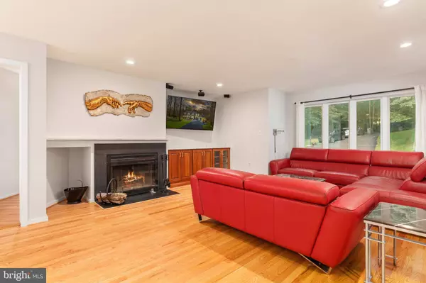 11690 DEERFIELD DR, Oakton, VA 22124