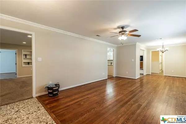 1101 N Reagan ST, West, TX 76691