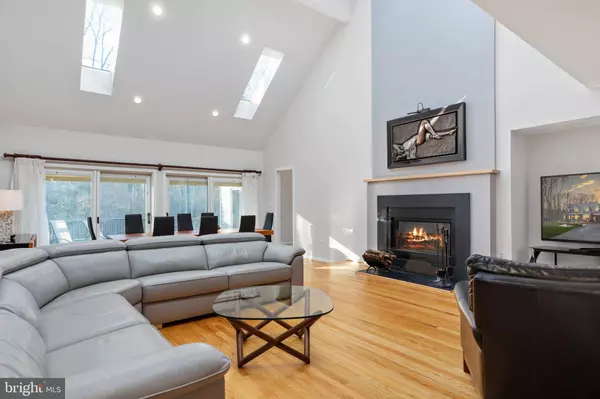 11690 DEERFIELD DR, Oakton, VA 22124