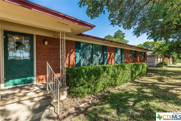 1101 N Reagan ST, West, TX 76691