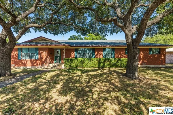 1101 N Reagan ST, West, TX 76691