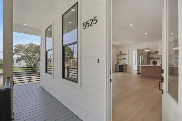 5525 WARRINGTON DR, New Orleans, LA 70122