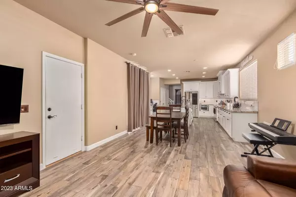 5261 E HOPI Avenue, Mesa, AZ 85206