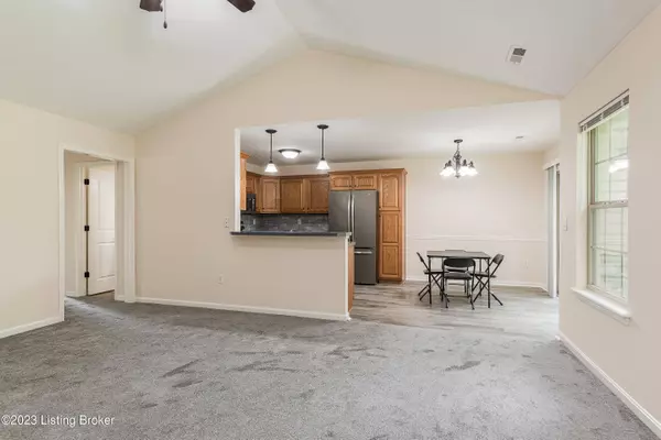 8249 Rachel Ln, Sellersburg, IN 47172