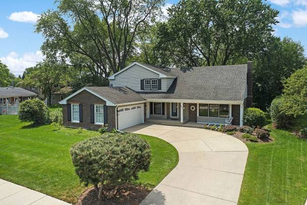 852 N Fairway DR, Palatine, IL 60067