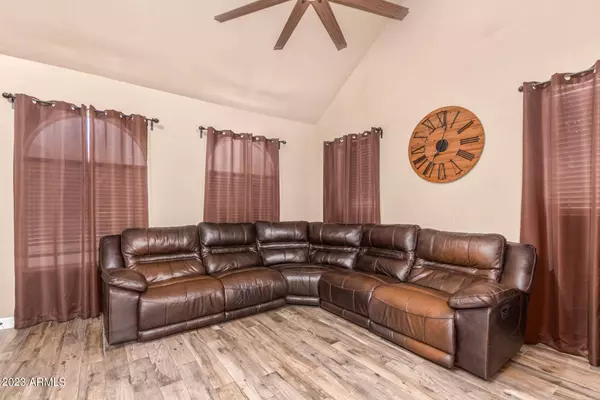 5261 E HOPI Avenue, Mesa, AZ 85206