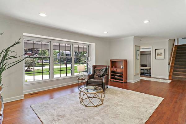 852 N Fairway DR, Palatine, IL 60067