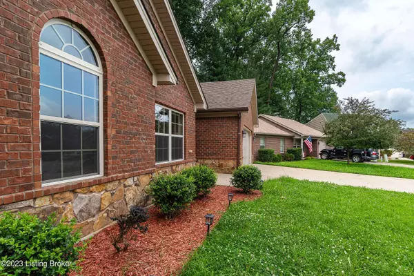 8249 Rachel Ln, Sellersburg, IN 47172