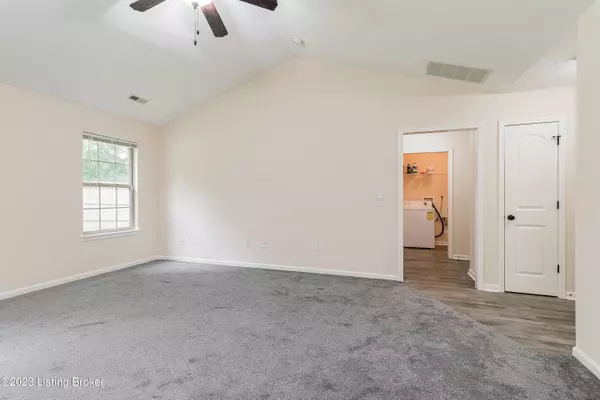 8249 Rachel Ln, Sellersburg, IN 47172