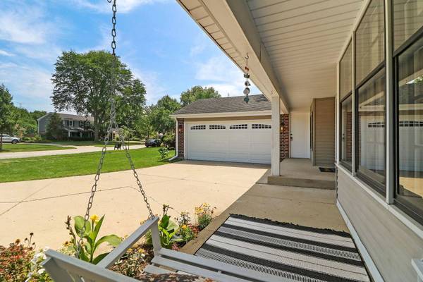 852 N Fairway DR, Palatine, IL 60067