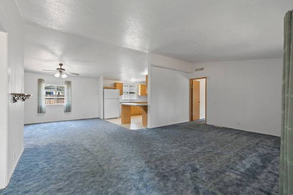 295 Walnut Ln, Shady Cove, OR 97539