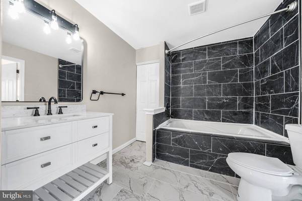 138 VERSAILLES CT, Newark, DE 19702