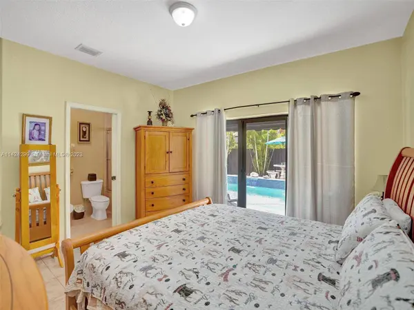 20016 NW 81st Path, Hialeah, FL 33015
