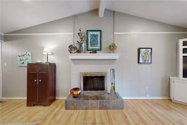 1208 Merry Oaks DR, College Station, TX 77840-2609