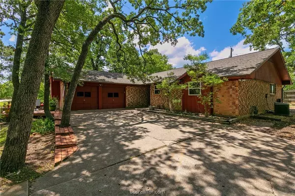 1208 Merry Oaks DR, College Station, TX 77840-2609