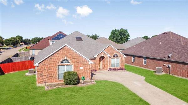 2707 Forest Lake Drive, Grand Prairie, TX 75052